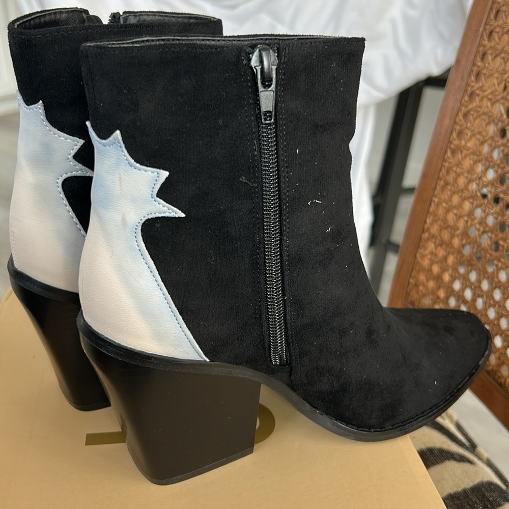 Yoki Black and White Heeled Zip up Boot
New 6.5 Suede Bleeding Vella- 52